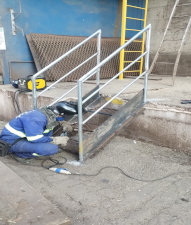 Solda e montagem de corrimão metálico